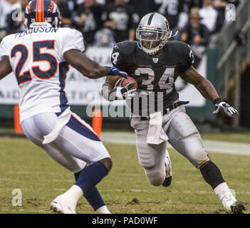 Oakland, Kalifornien, USA. 12 Nov, 2006. Oakland Raiders zurück laufen LaMont Jordan (34) am Sonntag, 12. November 2006 in Oakland, Kalifornien. Die Broncos besiegt die Räuber 17-13. Credit: Al Golub/ZUMA Draht/Alamy leben Nachrichten Stockfoto