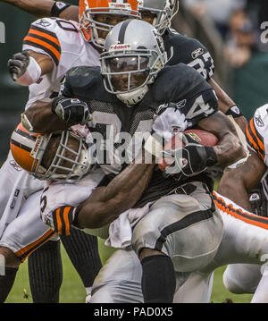 Oakland, Kalifornien, USA. 1. Okt 2006. Oakland Raiders zurück laufen LaMont Jordan (34) am Sonntag, 1. Oktober 2006 in Oakland, Kalifornien. Das Braun besiegt die Räuber 24-21. Credit: Al Golub/ZUMA Draht/Alamy leben Nachrichten Stockfoto