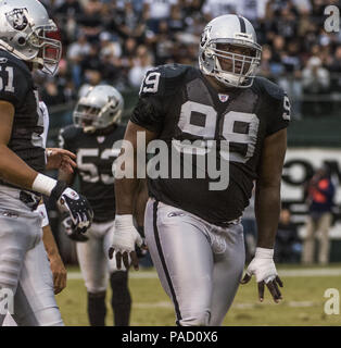 Oakland, Kalifornien, USA. 12 Nov, 2006. Oakland Raiders defensiver Warren Sapp (99) am Sonntag, 12. November 2006 in Oakland, Kalifornien. Die Broncos besiegt die Räuber 17-13. Credit: Al Golub/ZUMA Draht/Alamy leben Nachrichten Stockfoto