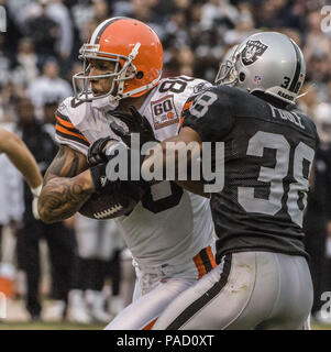 Oakland, Kalifornien, USA. 1. Okt 2006. Cleveland Browns festes Ende Kellen Winslow Jr. (80) versucht, weg von der Oakland Raiders Defensive zurück Tyrone Poole zu erhalten (38) am Sonntag, 1. Oktober 2006 in Oakland, Kalifornien. Das Braun besiegt die Räuber 24-21. Credit: Al Golub/ZUMA Draht/Alamy leben Nachrichten Stockfoto