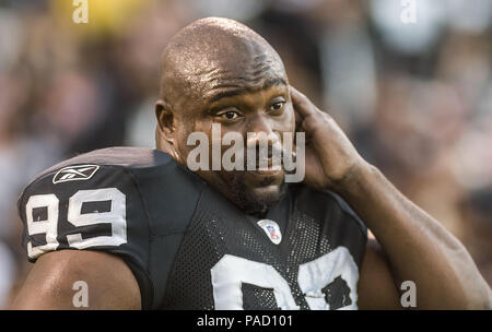 Oakland, Kalifornien, USA. 11. Sep 2006. Oakland Raiders defensiver Warren Sapp (99) am Montag, 11. September 2006 in Oakland, Kalifornien. Die Ladegeräte besiegt die Räuber 27-0. Credit: Al Golub/ZUMA Draht/Alamy leben Nachrichten Stockfoto