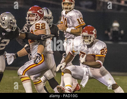 Oakland, Kalifornien, USA. 23 Dez, 2006. Kansas City Chiefs zurück läuft Dee Brown (22) am Samstag, 23 Dezember, 2006 in Oakland, Kalifornien. Die Leiter besiegt die Räuber 20-9. Credit: Al Golub/ZUMA Draht/Alamy leben Nachrichten Stockfoto