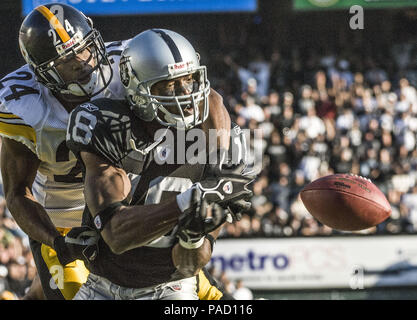 Oakland, Kalifornien, USA. 29 Okt, 2006. Pittsburgh Steelers Defensive zurück Ike Taylor (24) Hält der Oakland Raiders, wide receiver Randy Moss (18), vom Fang Pass am Sonntag, 29. Oktober 2006 in Oakland, Kalifornien. Die Räuber besiegt die Steelers 20-13. Credit: Al Golub/ZUMA Draht/Alamy leben Nachrichten Stockfoto