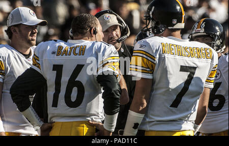 Oakland, Kalifornien, USA. 29 Okt, 2006. Steelers Head Coach Bill Cowher spricht mit Pittsburgh Steelers Quarterbacks Charlie Batch (16) und Ben Roethlisberger (7) am Sonntag, 29. Oktober 2006 in Oakland, Kalifornien. Die Räuber besiegt die Steelers 20-13. Credit: Al Golub/ZUMA Draht/Alamy leben Nachrichten Stockfoto