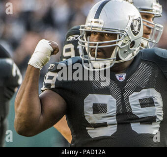 Oakland, Kalifornien, USA. 3. Dezember 2006. Oakland Raiders defensiver Warren Sapp (99) am Sonntag, 3. Dezember 2006 in Oakland, Kalifornien. Die Texans besiegt die Räuber 23-14. Credit: Al Golub/ZUMA Draht/Alamy leben Nachrichten Stockfoto