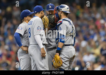 Milwaukee, WI, USA. 21. Juli 2018. Dodger infielders nehmen Sie sich Zeit mit Los Angeles Dodgers Krug Clayton Kershaw Nr. 22 während der Major League Baseball Spiel zwischen den Milwaukee Brewers und der Los Angeles Dodgers am Miller Park in Milwaukee, WI zu sprechen. John Fisher/CSM/Alamy leben Nachrichten Stockfoto