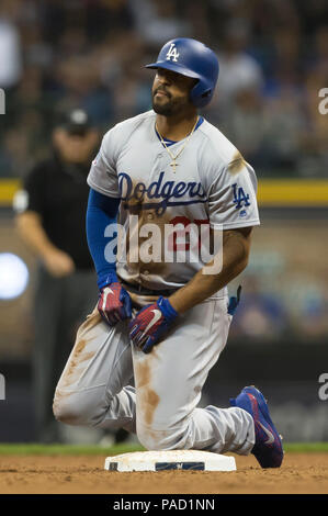 Milwaukee, WI, USA. 21. Juli 2018. Los Angeles Dodgers linken Feldspieler Matt Kemp #27 verdoppelt auf der rechten mittleren Feld im 7. Inning der Major League Baseball Spiel zwischen den Milwaukee Brewers und der Los Angeles Dodgers am Miller Park in Milwaukee, WI. John Fisher/CSM/Alamy leben Nachrichten Stockfoto