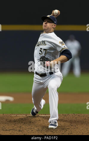 Milwaukee, WI, USA. 21. Juli 2018. Milwaukee Brewers Krug Chase Anderson#57 liefert ein Pitch während der Major League Baseball Spiel zwischen den Milwaukee Brewers und der Los Angeles Dodgers am Miller Park in Milwaukee, WI. John Fisher/CSM/Alamy leben Nachrichten Stockfoto