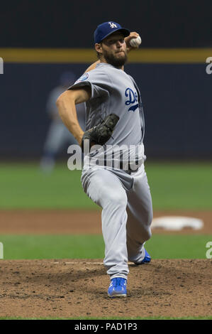 Milwaukee, WI, USA. 21. Juli 2018. Los Angeles Dodgers Krug Clayton Kershaw Nr. 22 liefert ein Pitch während der Major League Baseball Spiel zwischen den Milwaukee Brewers und der Los Angeles Dodgers am Miller Park in Milwaukee, WI. John Fisher/CSM/Alamy leben Nachrichten Stockfoto