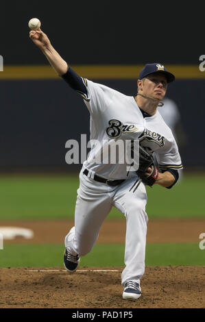 Milwaukee, WI, USA. 21. Juli 2018. Milwaukee Brewers Krug Chase Anderson#57 liefert ein Pitch während der Major League Baseball Spiel zwischen den Milwaukee Brewers und der Los Angeles Dodgers am Miller Park in Milwaukee, WI. John Fisher/CSM/Alamy leben Nachrichten Stockfoto