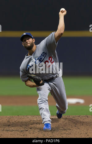 Milwaukee, WI, USA. 21. Juli 2018. Los Angeles Dodgers Krug Clayton Kershaw Nr. 22 liefert ein Pitch während der Major League Baseball Spiel zwischen den Milwaukee Brewers und der Los Angeles Dodgers am Miller Park in Milwaukee, WI. John Fisher/CSM/Alamy leben Nachrichten Stockfoto