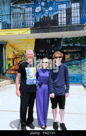 Florida, USA. 21. Juli 2018. Lubomir Jastrzebski (links), seine Frau Nancy Nemhauser, und ihr Sohn, Chip (rechts), posieren vor Ihrer Wandbild - lackiert Home am 21. Juli 2018 in Mount Dora, Florida. Am 17. Juli 2018, das Paar gewann ein Jahr Kampf mit dem Mount Dora Stadtrat zu halten, die von Van Gogh inspirierten Kunstwerk an der Wand und zu Hause. Der code Durchsetzung der Streit begann, als die Eigenheimbesitzer ein Künstler eine Mauer außerhalb ihres Hauses in der Gestalt des van Goghs Gemälde "Der sternenklaren Nacht zu malen angestellt" als Mittel ihren 25 Jahre alten Sohn, der autistisch ist und liebt va zu beruhigen Stockfoto
