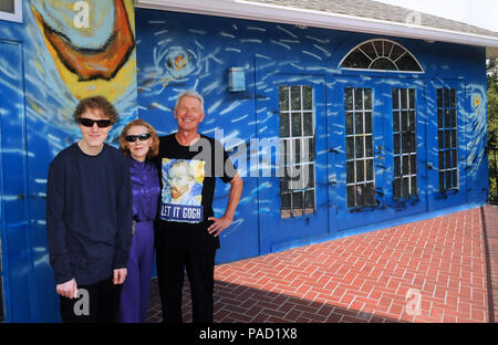 Florida, USA. 21. Juli 2018. Lubomir Jastrzebski (rechts), seine Frau Nancy Nemhauser, und ihr Sohn, Chip (links), posieren vor Ihrer Wandbild - lackiert Home am 21. Juli 2018 in Mount Dora, Florida. Am 17. Juli 2018, das Paar gewann ein Jahr Kampf mit dem Mount Dora Stadtrat zu halten, die von Van Gogh inspirierten Kunstwerk an der Wand und zu Hause. Der code Durchsetzung der Streit begann, als die Eigenheimbesitzer ein Künstler eine Mauer außerhalb ihres Hauses in der Gestalt des van Goghs Gemälde "Der sternenklaren Nacht zu malen angestellt" als Mittel ihren 25 Jahre alten Sohn, der autistisch ist und liebt va zu beruhigen Stockfoto