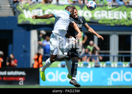 Seattle, Washington, USA. 21. Juli 2018. JAKE NERWINSKI (28) und NOUHOU (5), Um eine Kugel, die Vancouver Whitecaps gehen die Seattle Sounders für ein MLS-Match im Century Link Feld in Seattle, WA. Seattle gewann das Match mit 2:0. Credit: Jeff Halstead/ZUMA Draht/Alamy leben Nachrichten Stockfoto