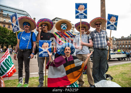 Glasgow, Renfrewshire, Großbritannien. 13. Juli 2018. Eine Gruppe von Demonstranten gesehen Posing holding Poster. Protest in Glasgow gegen Donald Trump Besuch in England und Schottland, die in eine Konfrontation zwischen der SDL und anti-Trump Demonstranten geführt. Credit: Stewart Kirby/SOPA Images/ZUMA Draht/Alamy leben Nachrichten Stockfoto