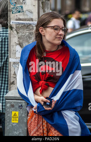 Glasgow, Renfrewshire, Großbritannien. 13. Juli 2018. Eine Frau gesehen in einem Flag abgedeckt. Protest in Glasgow gegen Donald Trump Besuch in England und Schottland, die in eine Konfrontation zwischen der SDL und anti-Trump Demonstranten geführt. Credit: Stewart Kirby/SOPA Images/ZUMA Draht/Alamy leben Nachrichten Stockfoto