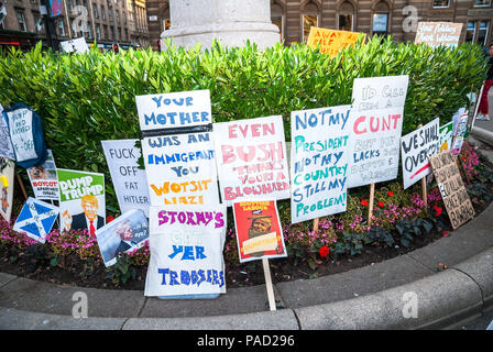 Glasgow, Renfrewshire, Großbritannien. 13. Juli 2018. Eine Sammlung von Plakaten durch die Demonstranten eingesetzt werden, die nach der Veranstaltung links. Protest in Glasgow gegen Donald Trump Besuch in England und Schottland, die in eine Konfrontation zwischen der SDL und anti-Trump Demonstranten geführt. Credit: Stewart Kirby/SOPA Images/ZUMA Draht/Alamy leben Nachrichten Stockfoto