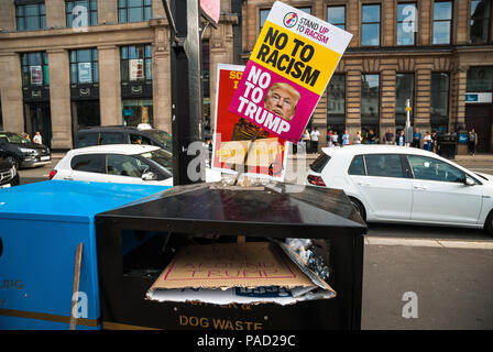 Glasgow, Renfrewshire, Großbritannien. 13. Juli 2018. Poster von Demonstranten verwendet werden verworfen, die im Fach während der Veranstaltung links. Protest in Glasgow gegen Donald Trump Besuch in England und Schottland, die in eine Konfrontation zwischen der SDL und anti-Trump Demonstranten geführt. Credit: Stewart Kirby/SOPA Images/ZUMA Draht/Alamy leben Nachrichten Stockfoto