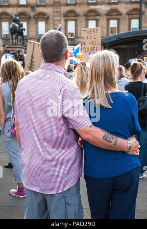 Glasgow, Renfrewshire, Großbritannien. 13. Juli 2018. Ein paar Blicke auf die Bühne während der Veranstaltung Protest in Glasgow gegen Donald Trump Besuch in England und Schottland, die in eine Konfrontation zwischen der SDL und anti-Trump Demonstranten geführt. Credit: Stewart Kirby/SOPA Images/ZUMA Draht/Alamy leben Nachrichten Stockfoto