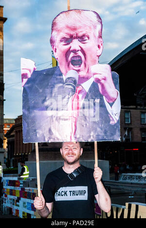 Glasgow, Renfrewshire, Großbritannien. 13. Juli 2018. Ein Mann gesehen Posing hält ein Bild von Donald Trump. Protest in Glasgow gegen Donald Trump Besuch in England und Schottland, die in eine Konfrontation zwischen der SDL und anti-Trump Demonstranten geführt. Credit: Stewart Kirby/SOPA Images/ZUMA Draht/Alamy leben Nachrichten Stockfoto