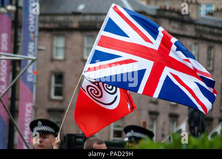 Glasgow, Renfrewshire, Großbritannien. 21. Juli 2018. Zwei Fahnen werden geschwenkt, die von Mitgliedern der SDL während eines Protestes. Auseinandersetzungen während des Protestes zwischen Mitgliedern der ultra-rechten Gruppe schottischer Defence League (SDL) und Mitglieder der verschiedenen Antifaschismus Gruppen, einschließlich Antifa, Schottland Polizei gerettet Mitglieder aus der Auseinandersetzungen. Credit: Stewart Kirby/SOPA Images/ZUMA Draht/Alamy leben Nachrichten Stockfoto