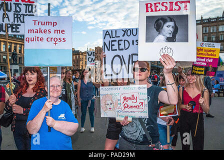 Glasgow, Renfrewshire, Großbritannien. 13. Juli 2018. Eine Gruppe von Demonstranten mit ihren Plakaten während der Veranstaltung Protest in Glasgow gegen Donald Trump Besuch in England und Schottland, die in eine Konfrontation zwischen der SDL und anti-Trump Demonstranten geführt. Credit: Stewart Kirby/SOPA Images/ZUMA Draht/Alamy leben Nachrichten Stockfoto