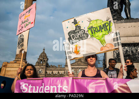 Glasgow, Renfrewshire, Großbritannien. 13. Juli 2018. Studenten aus einer lokalen Universität Union mit ihren Protest Poster und Banner. Protest in Glasgow gegen Donald Trump Besuch in England und Schottland, die in eine Konfrontation zwischen der SDL und anti-Trump Demonstranten geführt. Credit: Stewart Kirby/SOPA Images/ZUMA Draht/Alamy leben Nachrichten Stockfoto