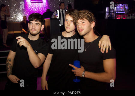 Watford, UK. 21. Juli 2018. Love Island star Eyal Booker genießt eine Nacht mit Freunden heraus, wie er in der VIP-Bereich Parteien auf Hydeout 2.0 Nachtclub in Watford, Großbritannien. Er war nicht der weiblichen Aufmerksamkeit mit hoardes von Mädchen, die Schlange stehen, um zu plaudern und ein Foto mit ihm - wie auch Flirten. Ein Mädchen insbesondere die sich mit Eyal und seine Freunde hing, war ein Dead Ringer für Chart topper Rihanna. Die Jungs haben einige Flaschen Spirituosen sharing Getränke rund um, wie sie gefeiert. Eyal sagte, er wolle seine Party auf ein Minimum zu halten, da gibt es andere Dinge, die er gerne auf, da seine Liebe Isl zu konzentrieren Stockfoto