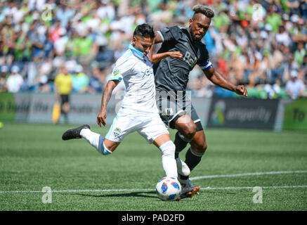 Seattle, Washington, USA. 21. Juli 2018. RAUL RUIDIAZ (9) nimmt einen Schuß gegen die Verteidigung von KENDALL WASTON (4) wie die Vancouver Whitecaps der Seattle Sounders für ein MLS-Match im Century Link Feld in Seattle, WA. Credit: Jeff Halstead/ZUMA Draht/Alamy leben Nachrichten Stockfoto