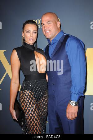 Los Angeles, CA, USA. 21. Juli 2018. Tito Ortiz, Amber Nichole Miller in der Ankunftshalle für Maxim Hot 100 Party, Hollywood Palladium, Los Angeles, CA 21. Juli 2018. Credit: Elizabeth Goodenough/Everett Collection/Alamy leben Nachrichten Stockfoto