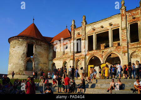 Cluj, Rumänien. 21. Juli 2018. Festivalbesucher an der Electric Castle Festival 2018, die in der Beschwerdebegründung Bontida Banffy Castle in der Nähe von Cluj, Siebenbürgen, Rumänien. Foto Datum: Freitag, 20. Juli 2018. Foto: Roger Garfield/Alamy Credit: Roger Garfield/Alamy leben Nachrichten Stockfoto