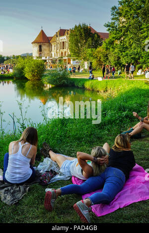Cluj, Rumänien. 21. Juli 2018. Festivalbesucher an der Electric Castle Festival 2018, die in der Beschwerdebegründung Bontida Banffy Castle in der Nähe von Cluj, Siebenbürgen, Rumänien. Foto Datum: Freitag, 20. Juli 2018. Foto: Roger Garfield/Alamy Credit: Roger Garfield/Alamy leben Nachrichten Stockfoto