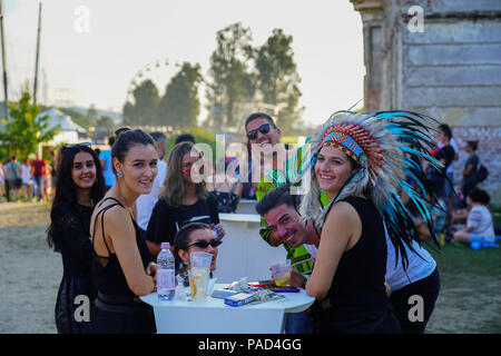 Cluj, Rumänien. 21. Juli 2018. Festivalbesucher an der Electric Castle Festival 2018, die in der Beschwerdebegründung Bontida Banffy Castle in der Nähe von Cluj, Siebenbürgen, Rumänien. Foto Datum: Freitag, 20. Juli 2018. Foto: Roger Garfield/Alamy Credit: Roger Garfield/Alamy leben Nachrichten Stockfoto