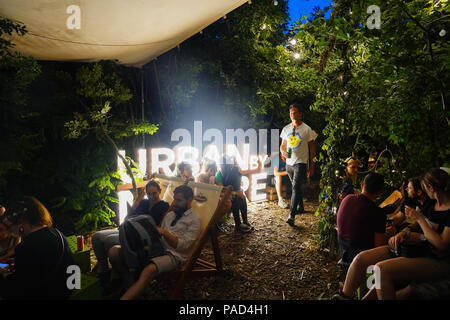 Cluj, Rumänien. 21. Juli 2018. Festivalbesucher an der Electric Castle Festival 2018, die in der Beschwerdebegründung Bontida Banffy Castle in der Nähe von Cluj, Siebenbürgen, Rumänien. Foto Datum: Freitag, 20. Juli 2018. Foto: Roger Garfield/Alamy Credit: Roger Garfield/Alamy leben Nachrichten Stockfoto