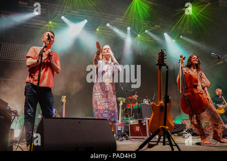 Cluj, Rumänien. 21. Juli 2018. Die isländische Band Mamma am Electric Castle Festival 2018, die in der Beschwerdebegründung Bontida Banffy Castle in der Nähe von Cluj, Siebenbürgen, Rumänien. Foto Datum: Freitag, 20. Juli 2018. Foto: Roger Garfield/Alamy Credit: Roger Garfield/Alamy leben Nachrichten Stockfoto