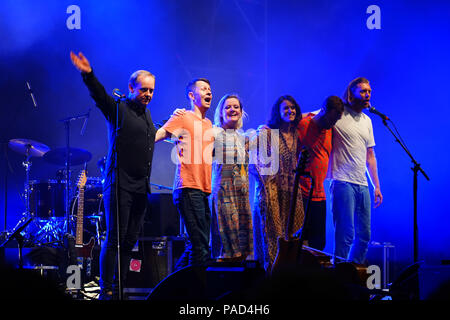 Cluj, Rumänien. 21. Juli 2018. Die isländische Band Mamma am Electric Castle Festival 2018, die in der Beschwerdebegründung Bontida Banffy Castle in der Nähe von Cluj, Siebenbürgen, Rumänien. Foto Datum: Freitag, 20. Juli 2018. Foto: Roger Garfield/Alamy Credit: Roger Garfield/Alamy leben Nachrichten Stockfoto