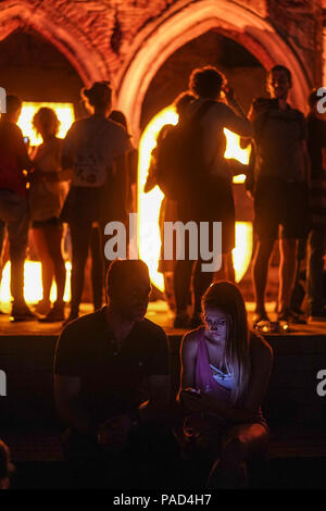 Cluj, Rumänien. 21. Juli 2018. Festivalbesucher an der Electric Castle Festival 2018, die in der Beschwerdebegründung Bontida Banffy Castle in der Nähe von Cluj, Siebenbürgen, Rumänien. Foto Datum: Freitag, 20. Juli 2018. Foto: Roger Garfield/Alamy Credit: Roger Garfield/Alamy leben Nachrichten Stockfoto