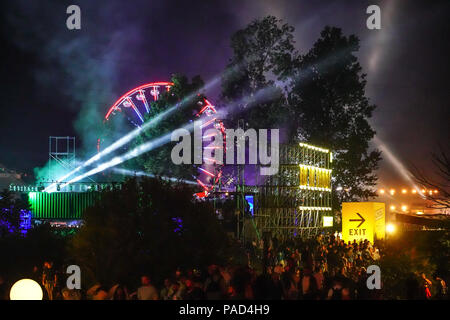 Cluj, Rumänien. 21. Juli 2018. Ein Blick auf die nahe Electric Castle Festival 2018, die in der Beschwerdebegründung Bontida Banffy Castle in der Nähe von Cluj, Siebenbürgen, Rumänien. Foto Datum: Freitag, 20. Juli 2018. Foto: Roger Garfield/Alamy Credit: Roger Garfield/Alamy leben Nachrichten Stockfoto