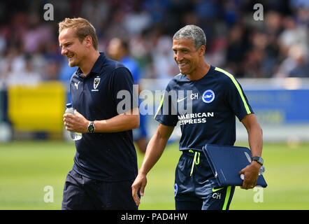 London, Großbritannien. 21. Juli, 2018: Brighton & Hove Albion Manager Chris Hughton geht raus auf den Platz mit AFC Wimbledon Manager Neil Ardley, bevor die Vor Saisonbeginn freundlich im Cherry Red Records Stadion, London, UK. Credit: Ashley Western/Alamy leben Nachrichten Stockfoto