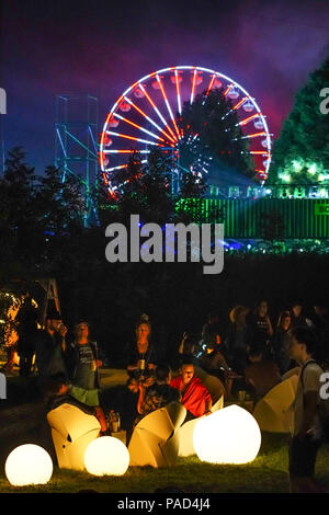 Cluj, Rumänien. 21. Juli 2018. Festivalbesucher an der Electric Castle Festival 2018, die in der Beschwerdebegründung Bontida Banffy Castle in der Nähe von Cluj, Siebenbürgen, Rumänien. Foto Datum: Freitag, 20. Juli 2018. Foto: Roger Garfield/Alamy Credit: Roger Garfield/Alamy leben Nachrichten Stockfoto