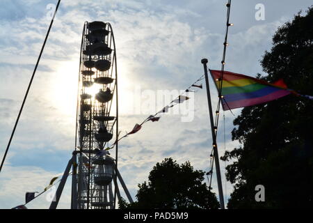 Bristol, UK. 21. Juli 2018. Regenbogen Flagge auf der Thekla vor dem großen Rad am Hafen von Bristol Festival 2018 Credit: Torheit/Alamy leben Nachrichten Stockfoto