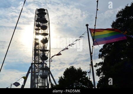 Bristol, UK. 21. Juli 2018. Regenbogen Flagge auf der Thekla vor dem großen Rad am Hafen von Bristol Festival 2018 Credit: Torheit/Alamy leben Nachrichten Stockfoto