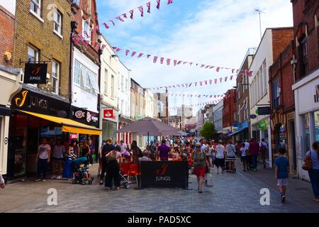 Windsor, Großbritannien. 22. Juli 2018. UK Wetter: Blauer Himmel mit Wolken an einem heißen Tag in Windsor. Matthäus Ashmore/Alamy leben Nachrichten Stockfoto