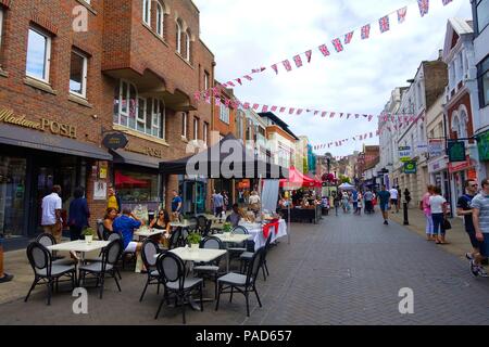 Windsor, Großbritannien. 22. Juli 2018. UK Wetter: Blauer Himmel mit Wolken an einem heißen Tag in Windsor. Matthäus Ashmore/Alamy leben Nachrichten Stockfoto