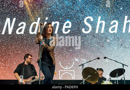 Cheshire, Großbritannien. 21. Juli 2018. Renommierte britische Singer Songwriter NADINE SHAH durchführen an den Bluedot Wissenschaft und Musik Festival Jodrell Bank, Cheshire, UK. 21. Juli 2018. Credit: Andy von Pip/ZUMA Draht/Alamy Live News Credit: ZUMA Press, Inc./Alamy leben Nachrichten Stockfoto