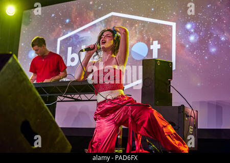 Cheshire, Großbritannien. 21. Juli 2018. Manchester duo PEARL durchführen an den Bluedot Wissenschaft und Musik Festival Jodrell Bank, Cheshire, UK. 21. Juli 2018. Credit: Andy von Pip/ZUMA Draht/Alamy Live News Credit: ZUMA Press, Inc./Alamy leben Nachrichten Stockfoto