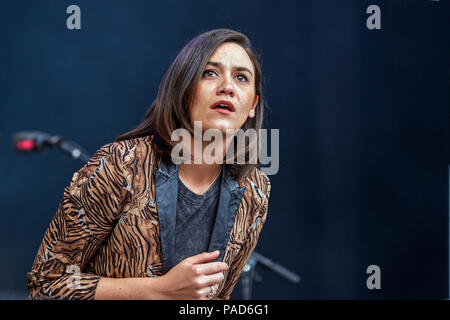 Cheshire, Großbritannien. 21. Juli 2018. Renommierte britische Singer Songwriter NADINE SHAH durchführen an den Bluedot Wissenschaft und Musik Festival Jodrell Bank, Cheshire, UK. 21. Juli 2018. Credit: Andy von Pip/ZUMA Draht/Alamy Live News Credit: ZUMA Press, Inc./Alamy leben Nachrichten Stockfoto