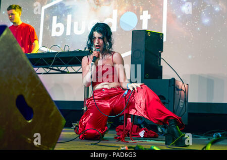 Cheshire, Großbritannien. 21. Juli 2018. Manchester duo PEARL durchführen an den Bluedot Wissenschaft und Musik Festival Jodrell Bank, Cheshire, UK. 21. Juli 2018. Credit: Andy von Pip/ZUMA Draht/Alamy Live News Credit: ZUMA Press, Inc./Alamy leben Nachrichten Stockfoto