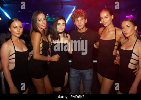 Watford, UK. 21. Juli 2018. Love Island star Eyal Booker genießt eine Nacht mit Freunden heraus, wie er in der VIP-Bereich Parteien auf Hydeout 2.0 Nachtclub in Watford, Großbritannien. Er war nicht der weiblichen Aufmerksamkeit mit hoardes von Mädchen, die Schlange stehen, um zu plaudern und ein Foto mit ihm - wie auch Flirten. Ein Mädchen insbesondere die sich mit Eyal und seine Freunde hing, war ein Dead Ringer für Chart topper Rihanna. Die Jungs haben einige Flaschen Spirituosen sharing Getränke rund um, wie sie gefeiert. Eyal sagte, er wolle seine Party auf ein Minimum zu halten, da gibt es andere Dinge, die er gerne auf, da seine Liebe Isl zu konzentrieren Stockfoto