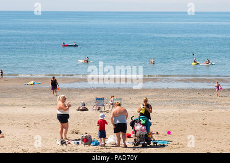 Clarach Bay, Wales, UK, Sonntag, 22. Juli 2018 UK Wetter: Menschen Spaß am Strand von Clarach Bay in der Nähe von Arrochar an einem herrlich sonnigen Sonntag Nachmittag in West Wales. Großbritannien große Hitzewelle fort, ohne Atempause von der sehr trockenen Wetter und Temperaturen werden erwartet, um 30°C wieder bis Ende der Woche Foto: Keith Morris/Alamy leben Nachrichten Stockfoto